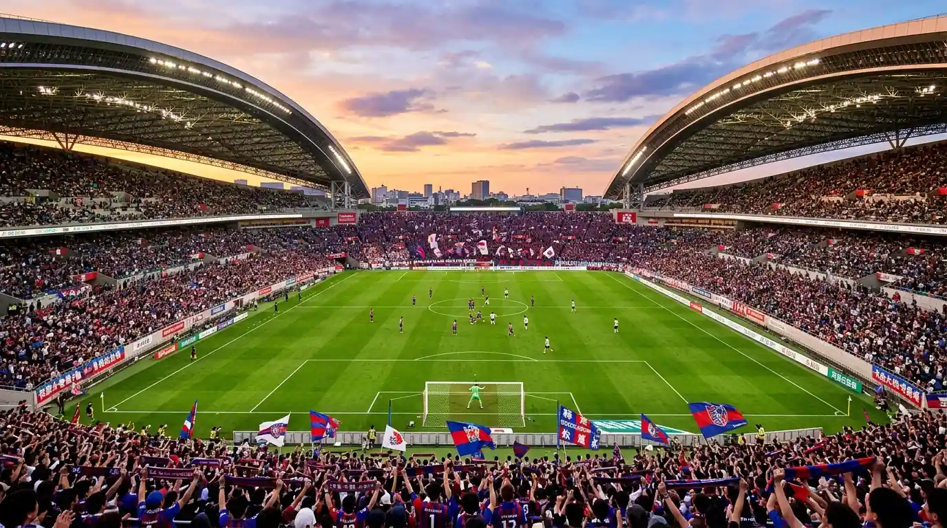 Estadio de fútbol japonés con afición local durante un partido de la J1 League
